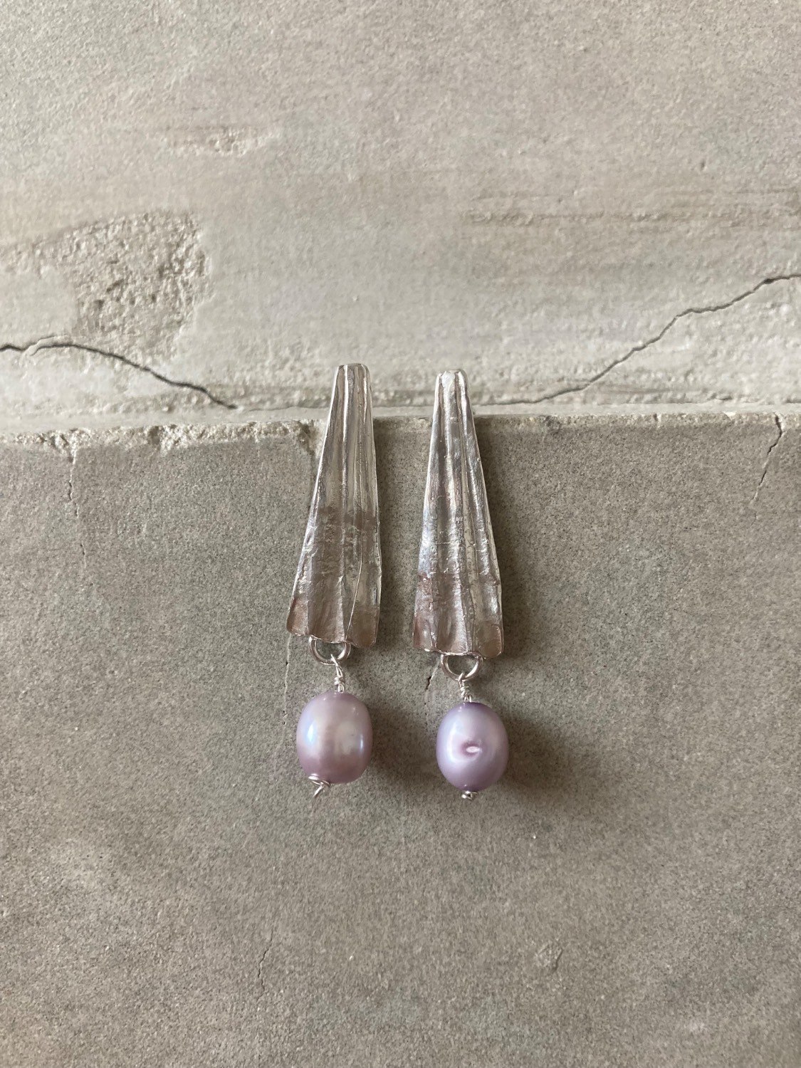 Large shell earring with pearl
