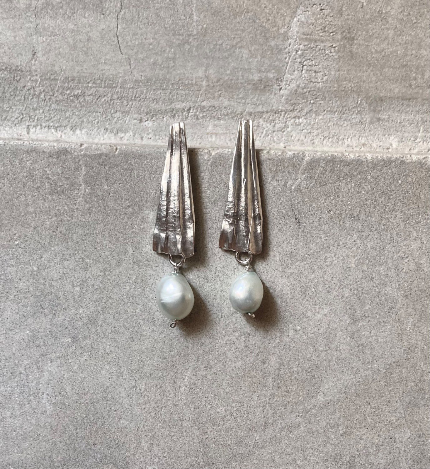Large shell earring with pearl thumbnail 3