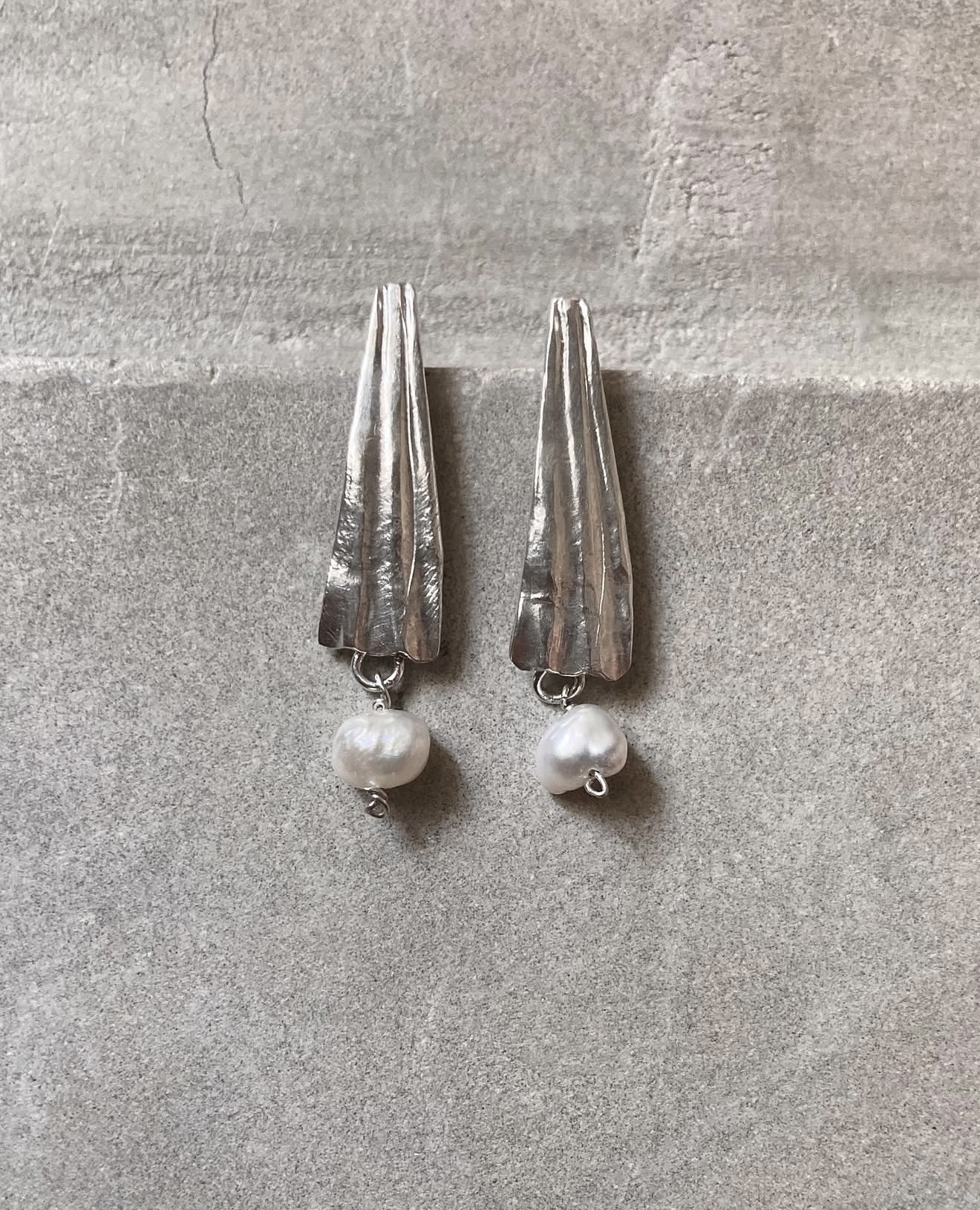 Large shell earring with pearl thumbnail 4